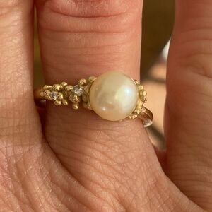 Ruth Tomlinson pearl &  gold ring with encrustations and 2 diamonds